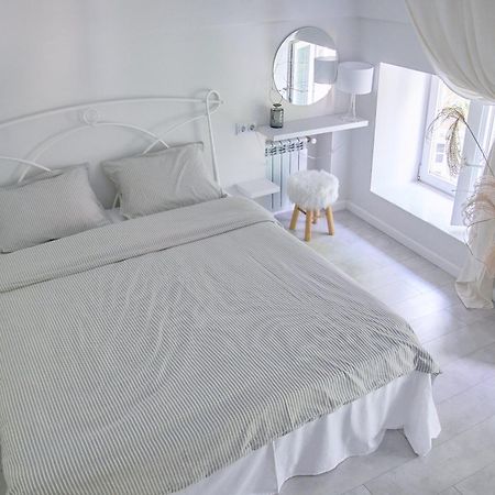 White Door Apartments Heart Of Odessa 4 Kültér fotó