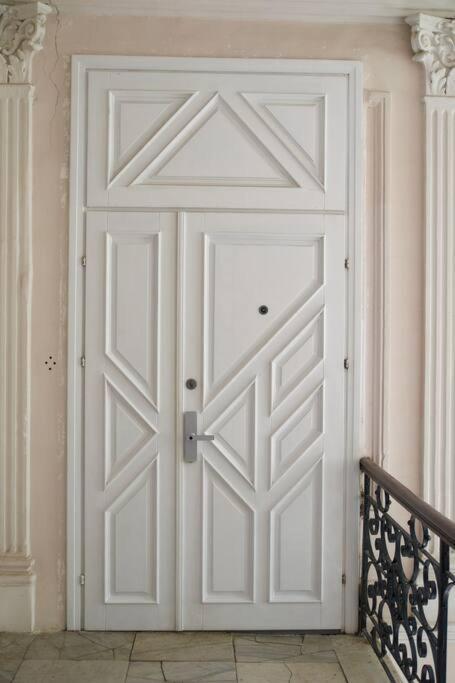 White Door Apartments Heart Of Odessa 4 Kültér fotó