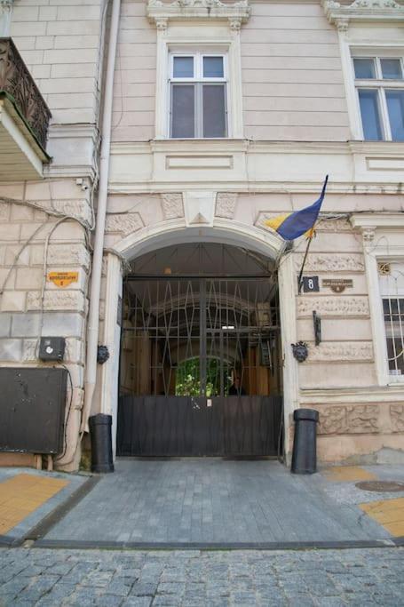 White Door Apartments Heart Of Odessa 4 Kültér fotó